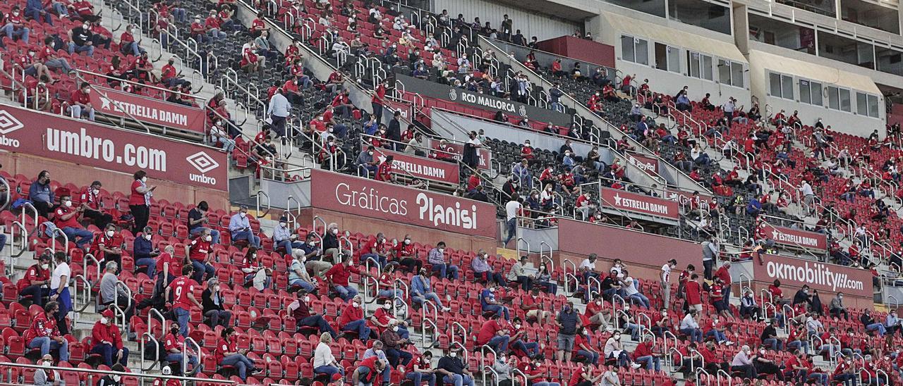 Panorámica de la tribuna cubierta de Son Moix con los aficionados sentados manteniendo la distancia interpersonal.