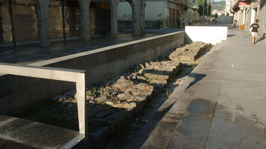 El Concello entierra el tramo de muralla descubierto ante el Mercado de Abastos