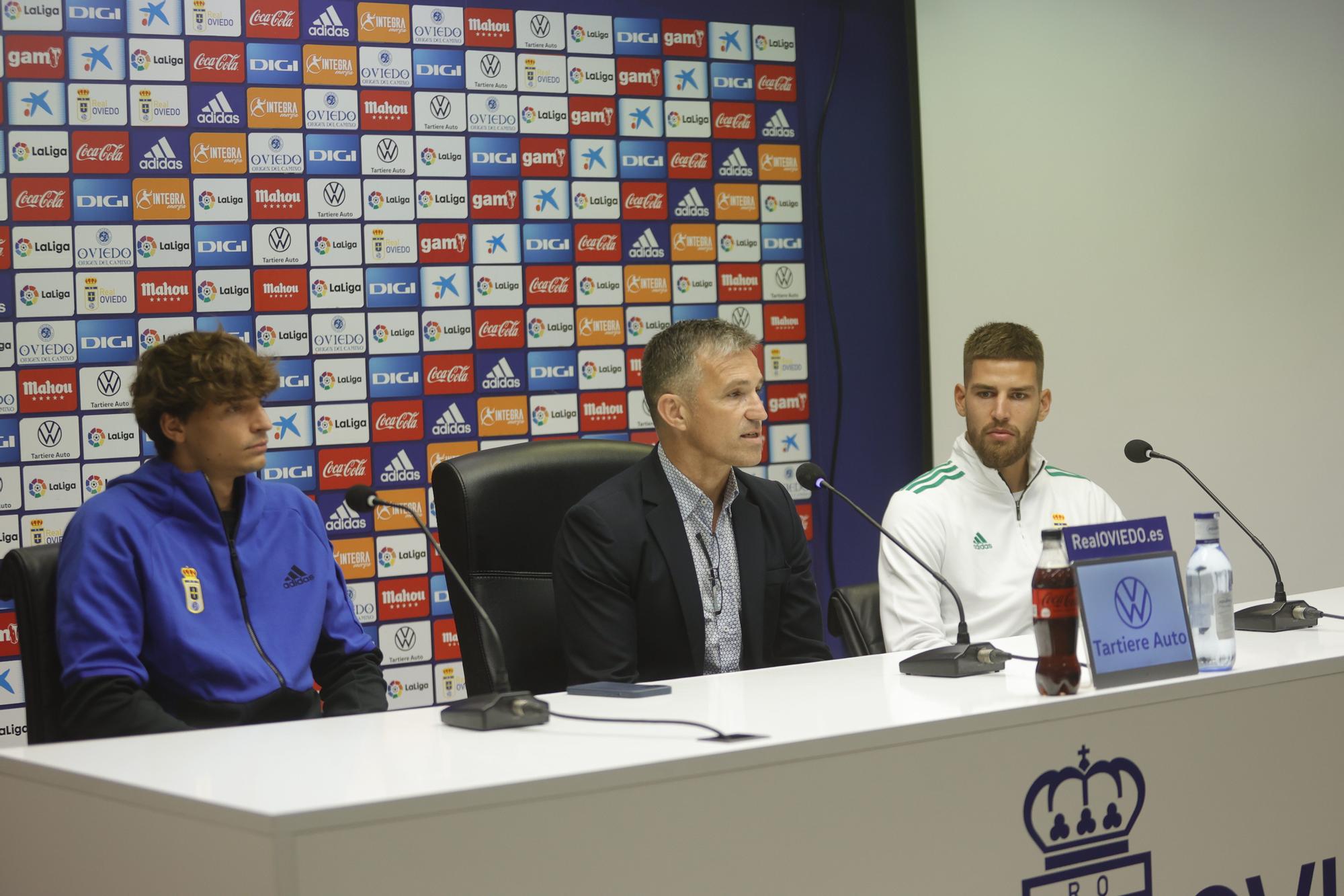 Las imágenes de la presentación de Luengo y Braat en el Oviedo y el entrenamiento azul