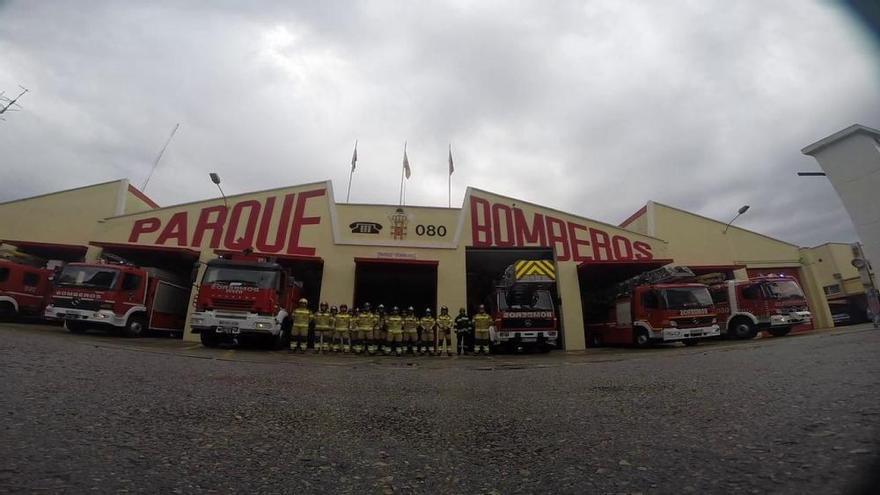 Los Bomberos de Murcia guardan un minuto de silencio por el compañero fallecido en Oviedo