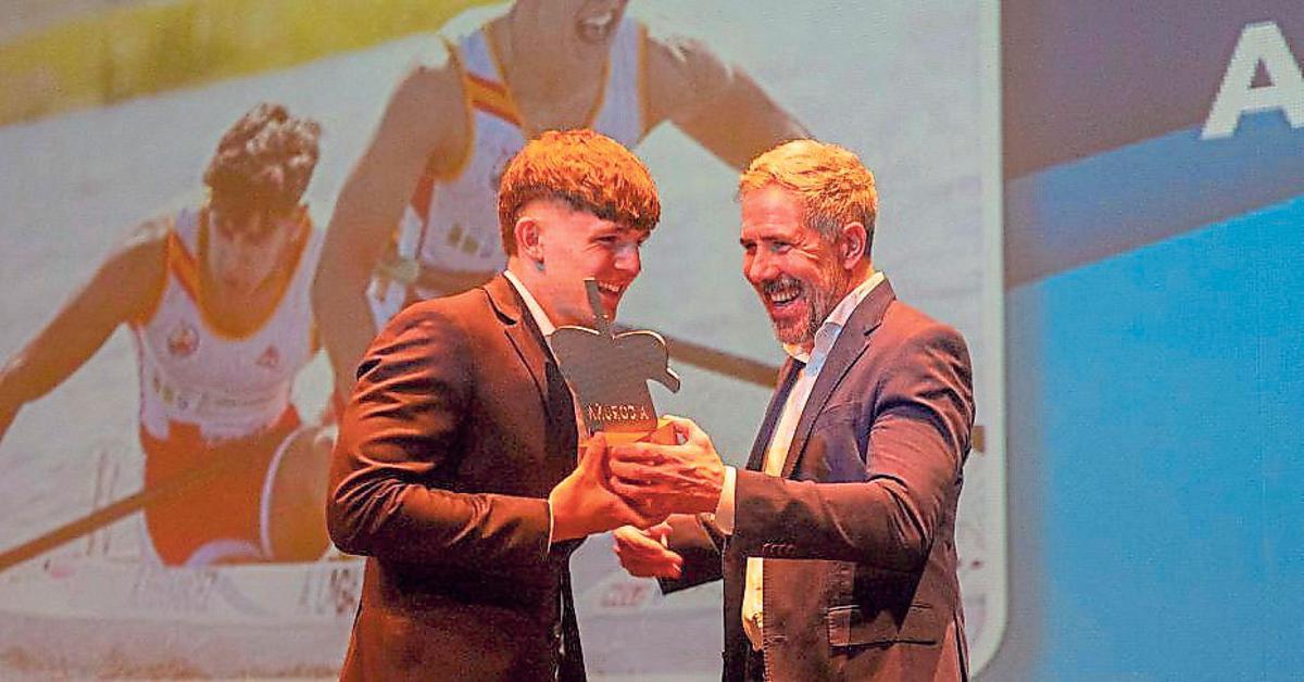 El piragüista Antón Lagares, mejor deportista promesa masculina,  y Pedro Costa, gerente general de Prensa Ibérica Galicia.