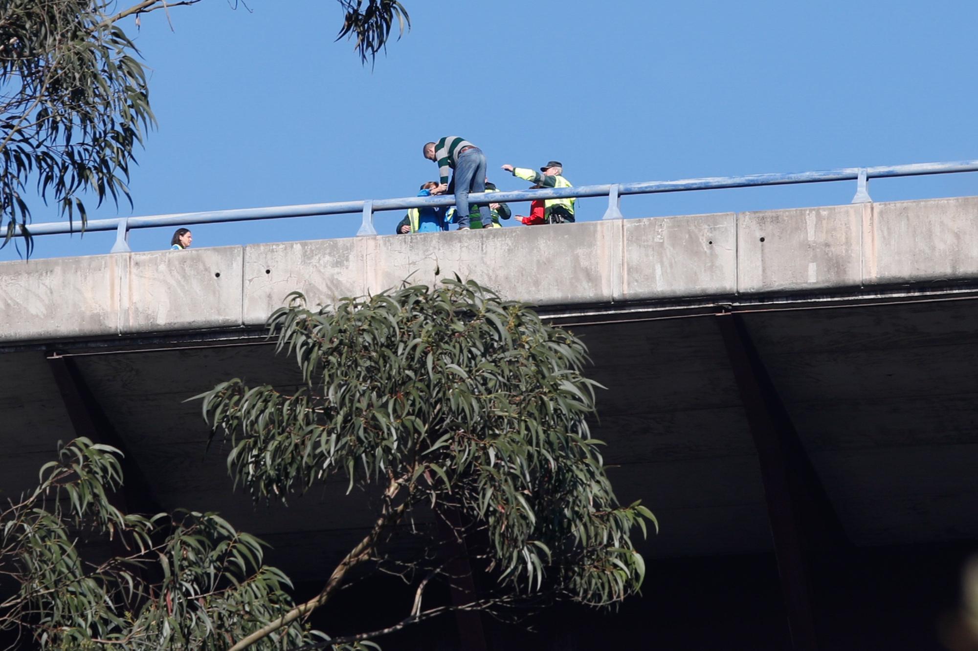 Rescatan a un hombre que intentaba precipitarse por el viaducto de la Consolación de Corvera