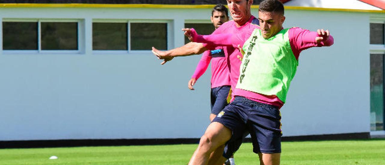 Asdrúbal, durante el entrenamiento de ayer con Carlos Gutiérrez.