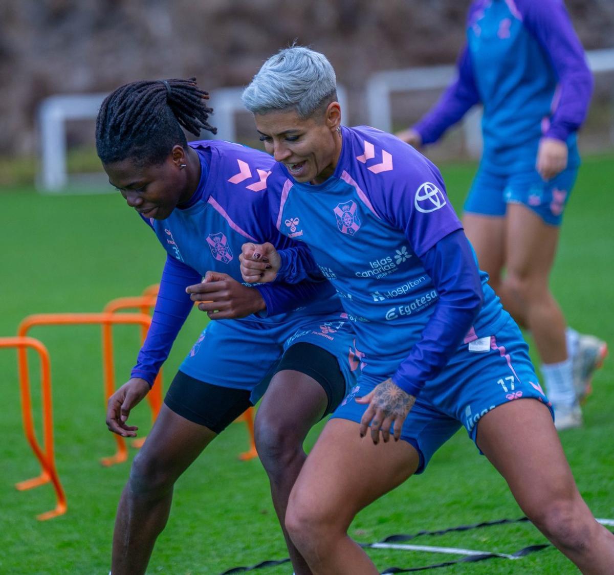 Fatou Dembélé y María José, durante el entrenamiento previo al choque de hoy. |