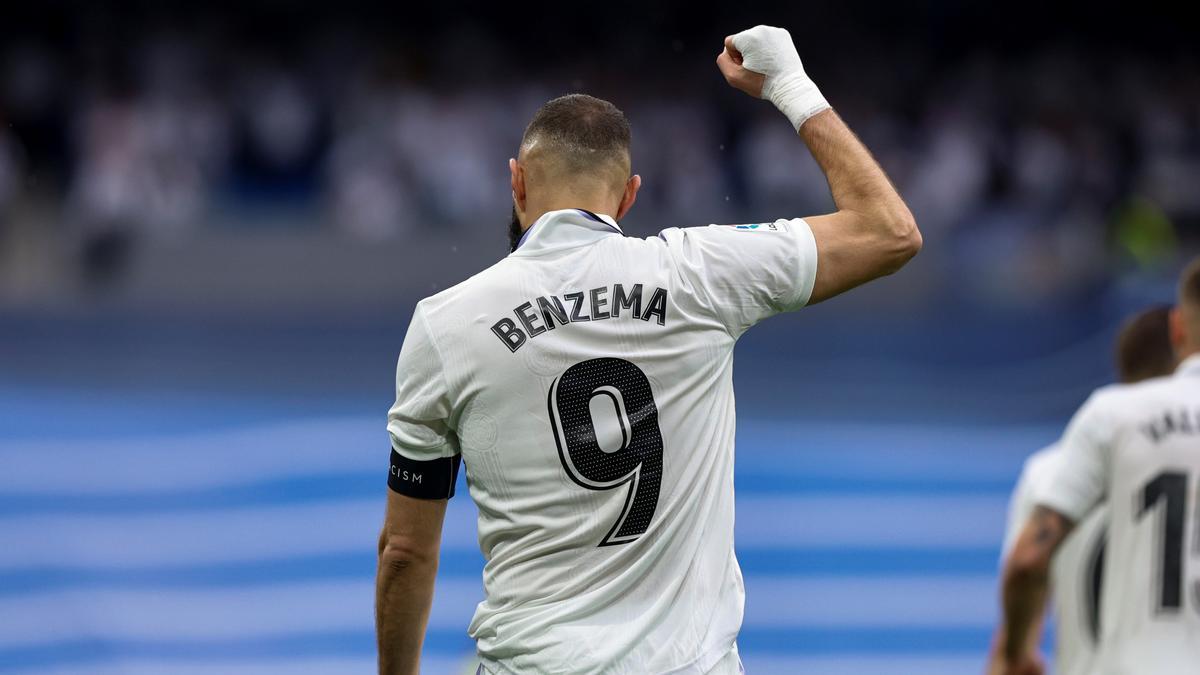 Benzema festeja un gol al Rayo Vallecano en el Bernabéu.