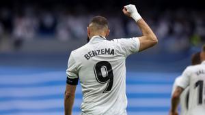 Benzema festeja un gol al Rayo Vallecano en el Bernabéu.
