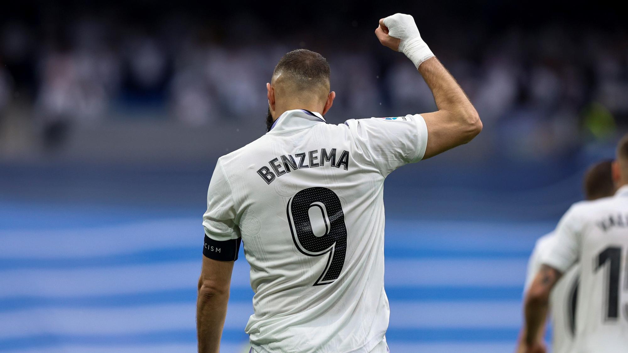 Benzema festeja un gol al Rayo Vallecano en el Bernabéu.