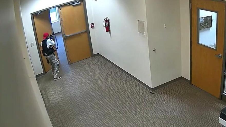 Vídeo | Capten el moment que l&#039;autor del tiroteig de Nashville irromp a l&#039;escola on va matar sis persones