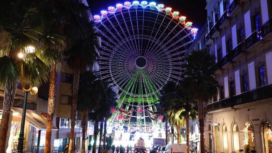 Imagen de la noria durante la prueba de luces. // José Lores