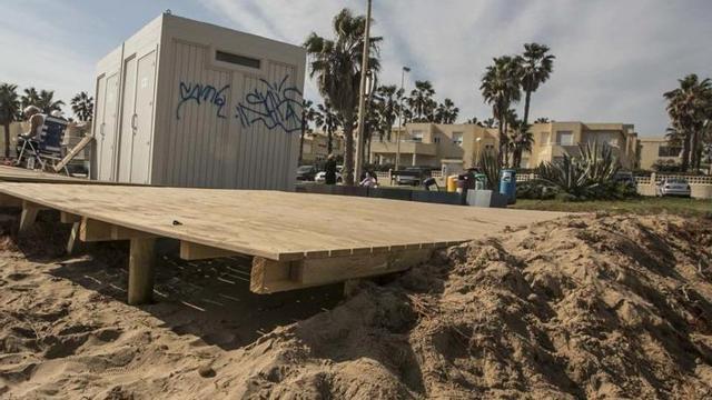 Una imagen de la playa de Urbanova ayer, que aún sufre las consecuencias del temporal de enero.