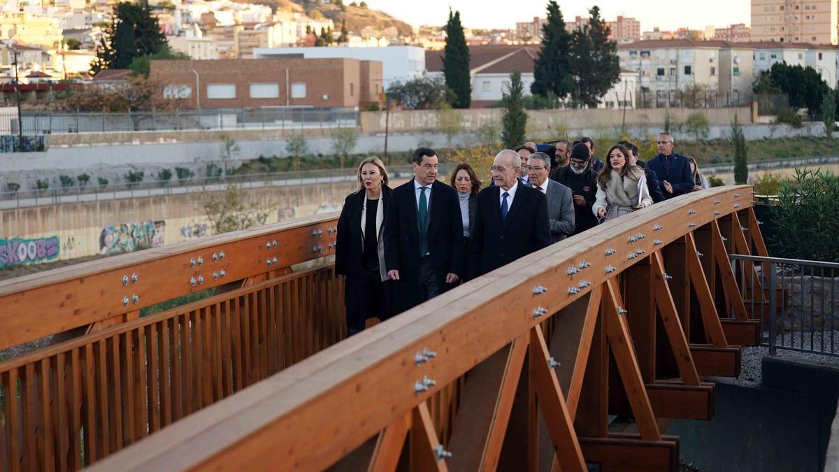 Juanma Moreno, junto a Paco de la Torre, Carolina España y otras autoridades, visita las obras en el cauce del río Guadalmedina.