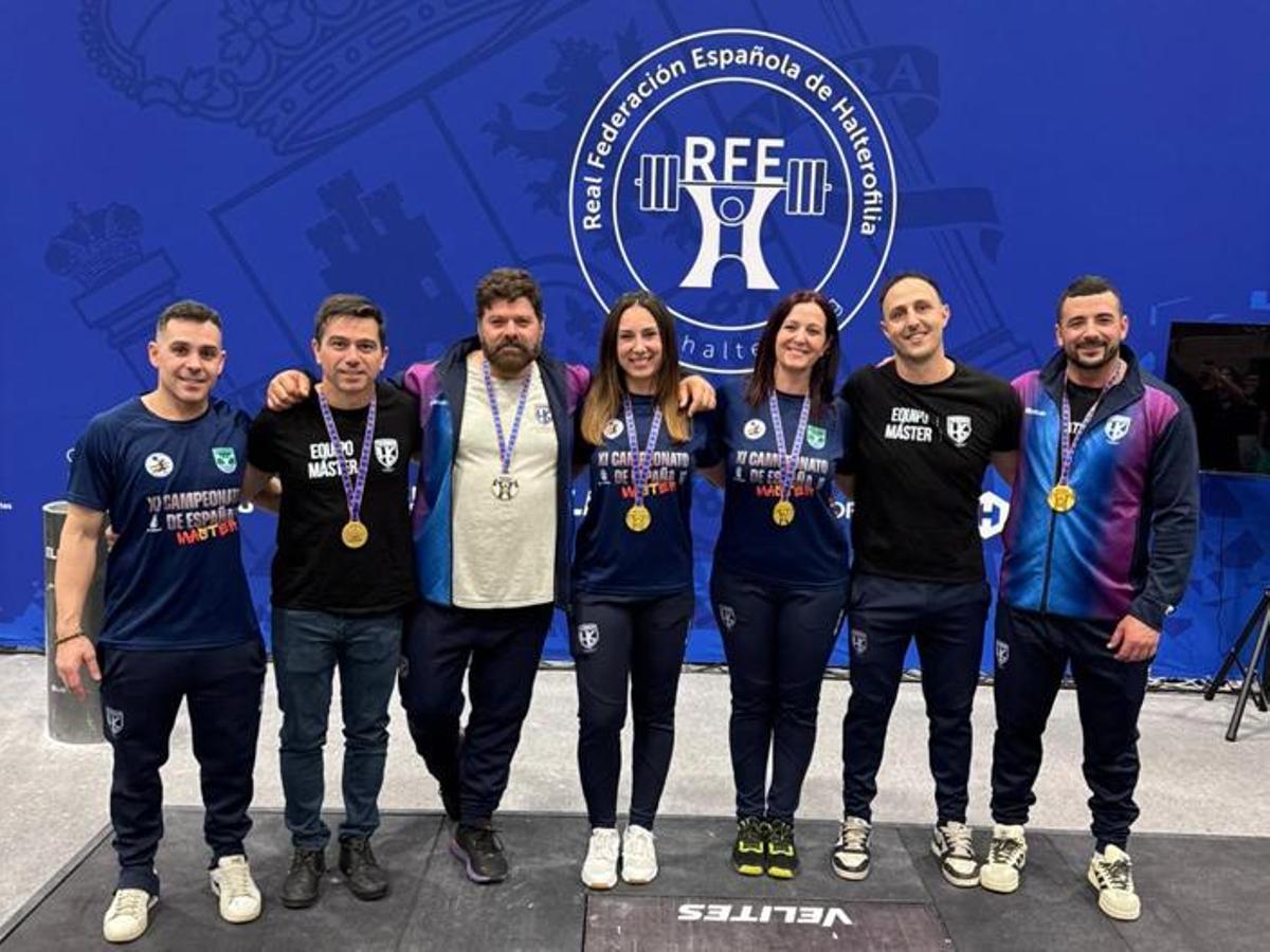 Los medallistas junto a los entrenadores.