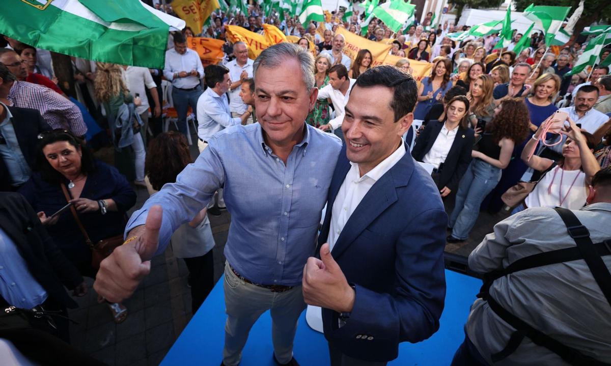 José Luis Sanz, nuevo alcalde de Sevilla, junto a Juanma Moreno. | L.O.