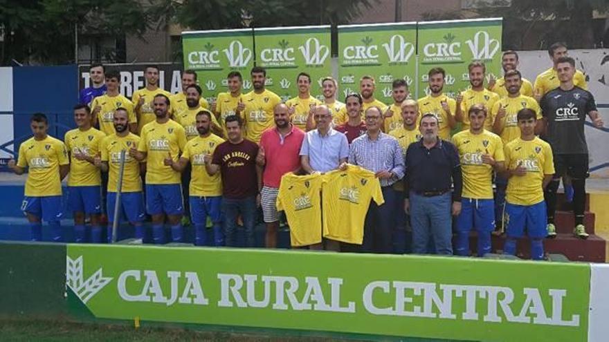 Presentación en grupo de la nueva camiseta, ayer, en Los Arcos.