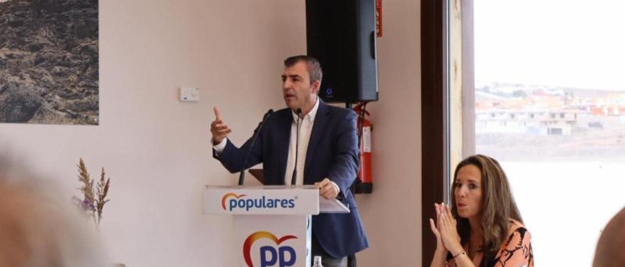 Manuel Domínguez, presidente del PP canario, durante un encuentro con los empresarios del turismo de Fuerteventura | | LP/DLP