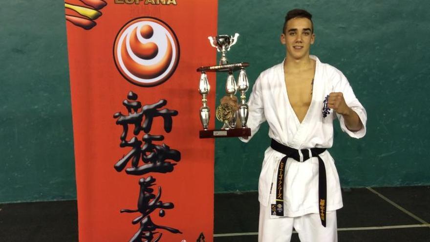 Hugo Cruz, campeón de España Shinkyokushinkai en la categoría 16-17 años