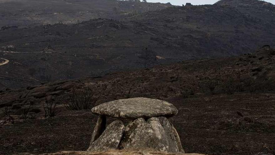 El incendio rodeó el milenario dolmen de Salas. // Brais Lorenzo