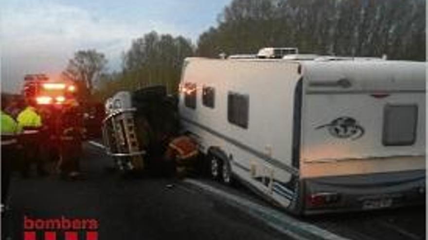 Una caravana s accidenta a l AP 7 a Salt Diari de Girona