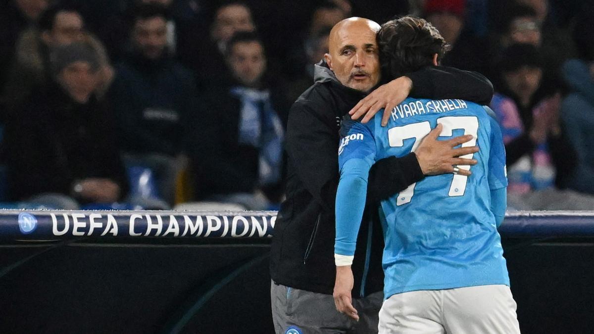 Spalletti se abraza a Kvaratskhelia tras eliminar al Eintracht Frankfurt.