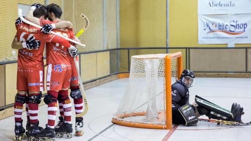 Els jugadors del Girona s&#039;abracen després d&#039;un gol aquesta temporada contra el Liceo.