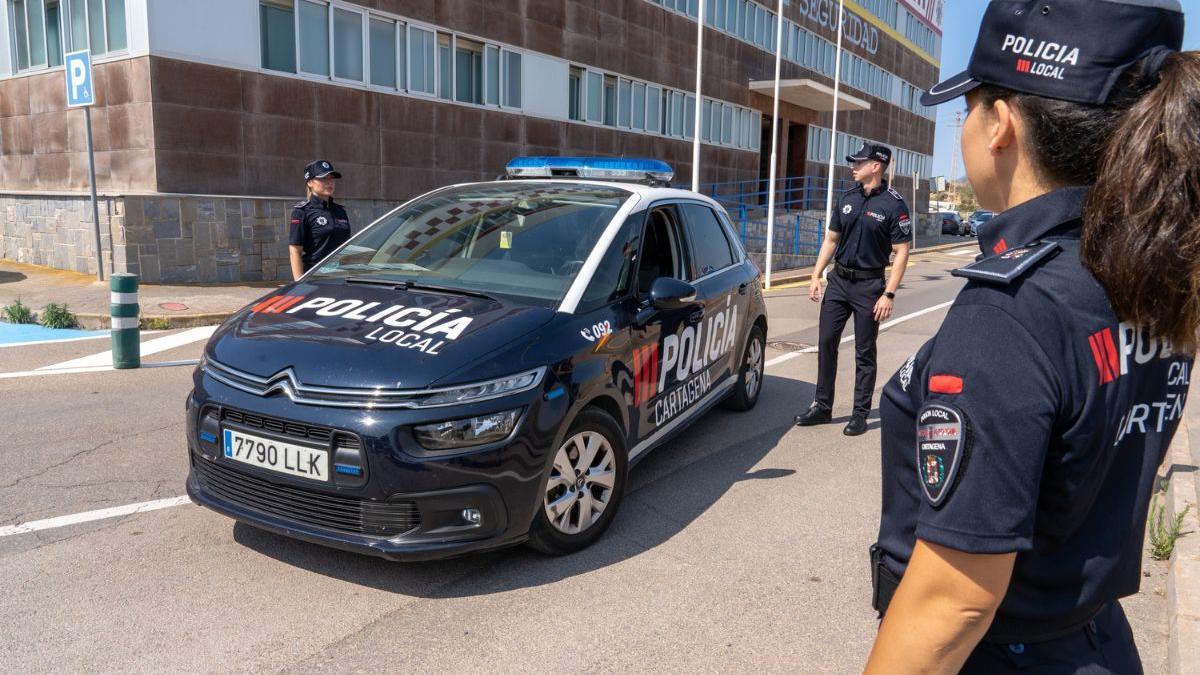 Archivo: Agentes de la Policía Local de Cartagena junto a un vehículo del Cuerpo.