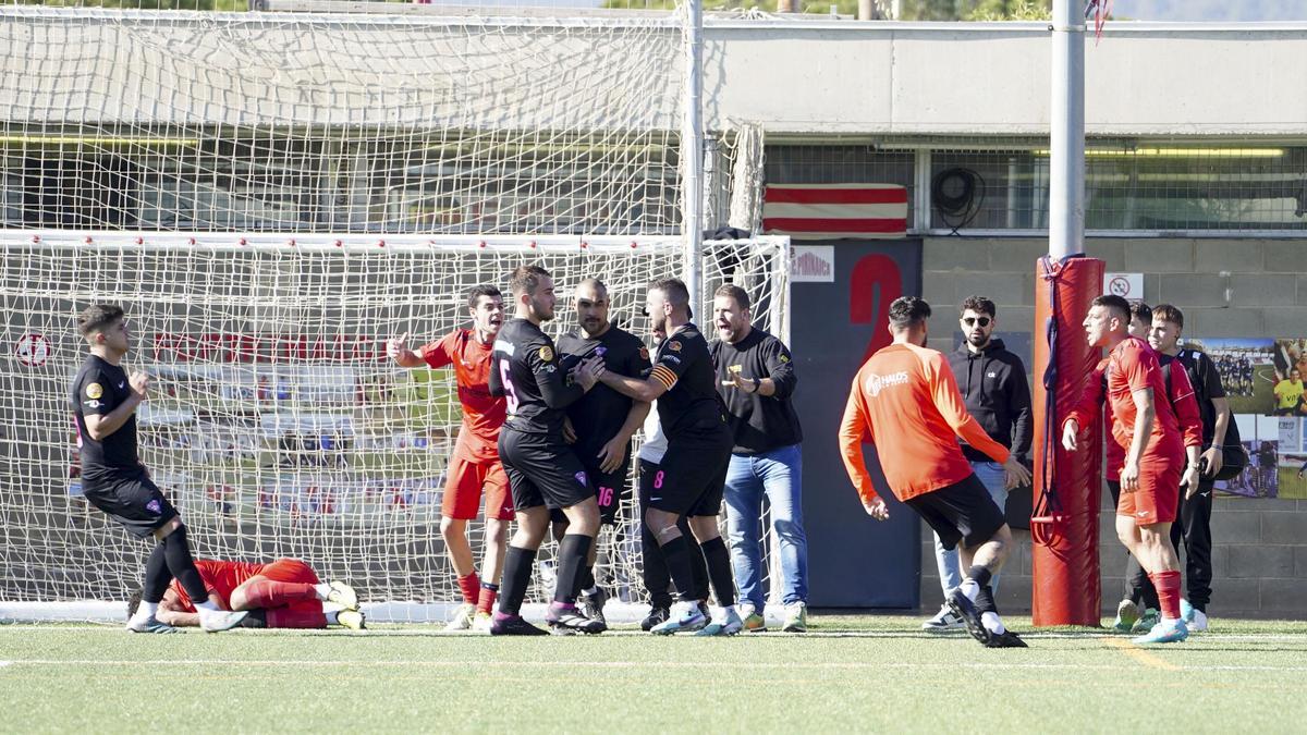 Dos jugadors del San Juan miren de calmar Amantini, després de l'agressió a Soufian Grana