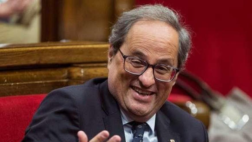 Torra gesticula durante el pleno matinal en el Parlament. // Efe