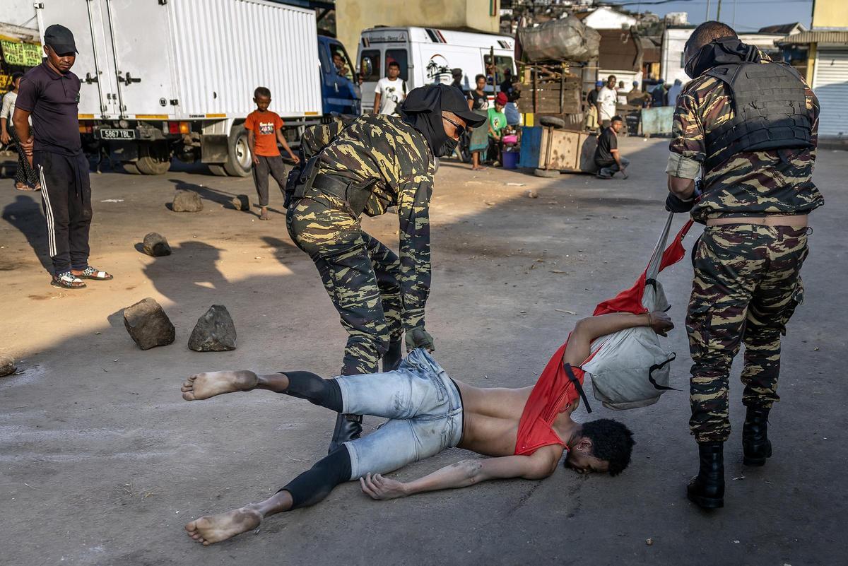 Miembros de la Gendarmería malgache arrastran a un manifestante brutalmente golpeado durante unos enfrentamientos que causaron al menos 22 muertos y más de 100 heridos. Antananarivo, Madagascar, 9 de octubre de 2025.