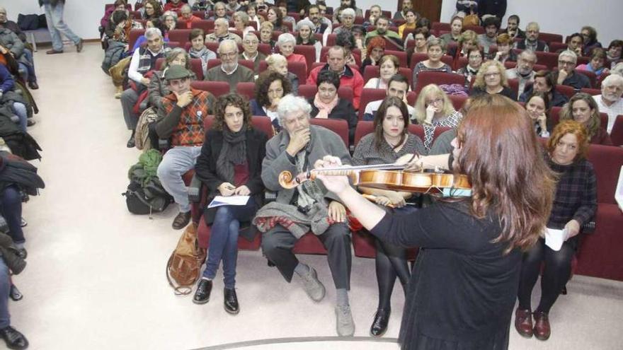 Alexandra Fernández y Xosé Manuel Beiras, ayer, en Marín. // Julio Santos