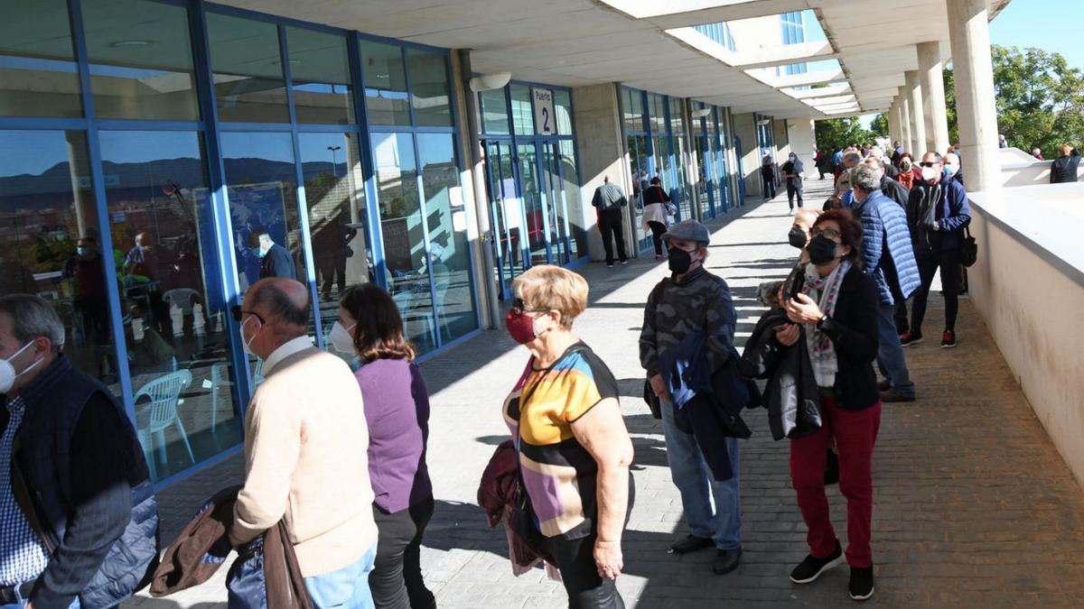 Colas para la vacunación en el Palacio de los Deportes de Murcia.  | ISRAEL SÁNCHEZ