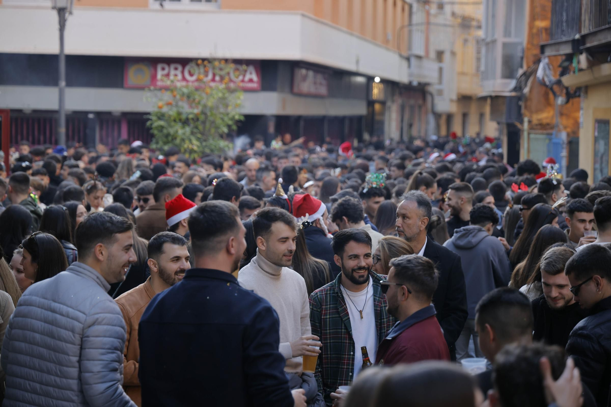 Las calles de Cartagena vibran con el 'tardeo' de Nochebuena