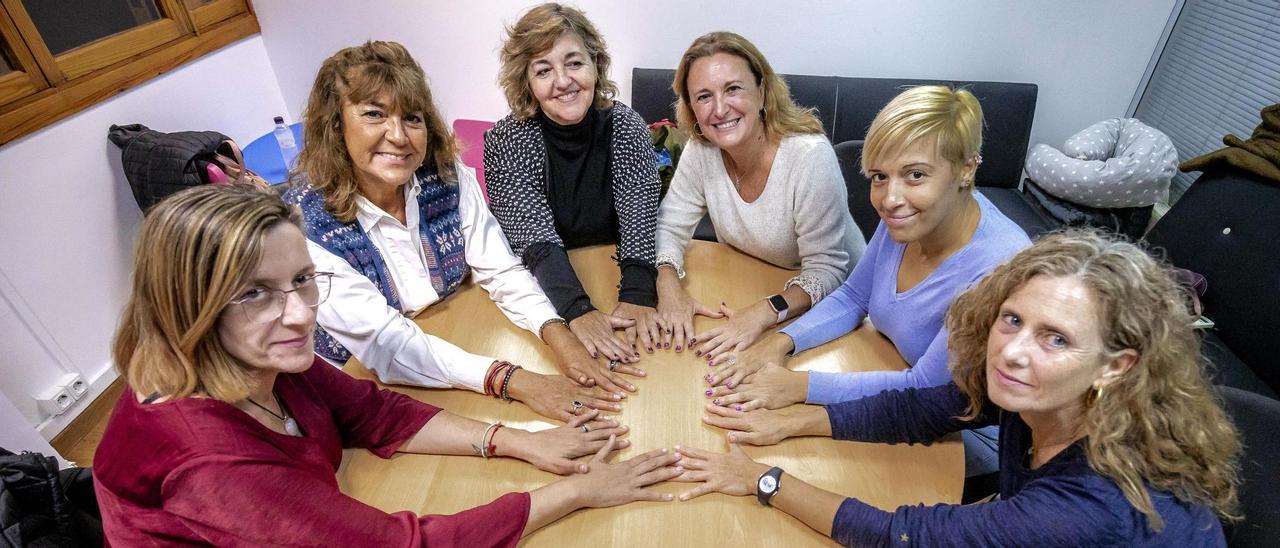 Deborah, Silvia, Chus, Marga, Eva y Elisa juntan sus manos.