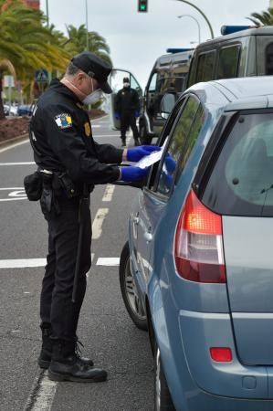 24-03-2020 LAS PALMAS DE GRAN CANARIA. La Policía Local realiza controles por la cuarentena del Covid-19. Fotógrafo: ANDRES CRUZ  | 24/03/2020 | Fotógrafo: Andrés Cruz