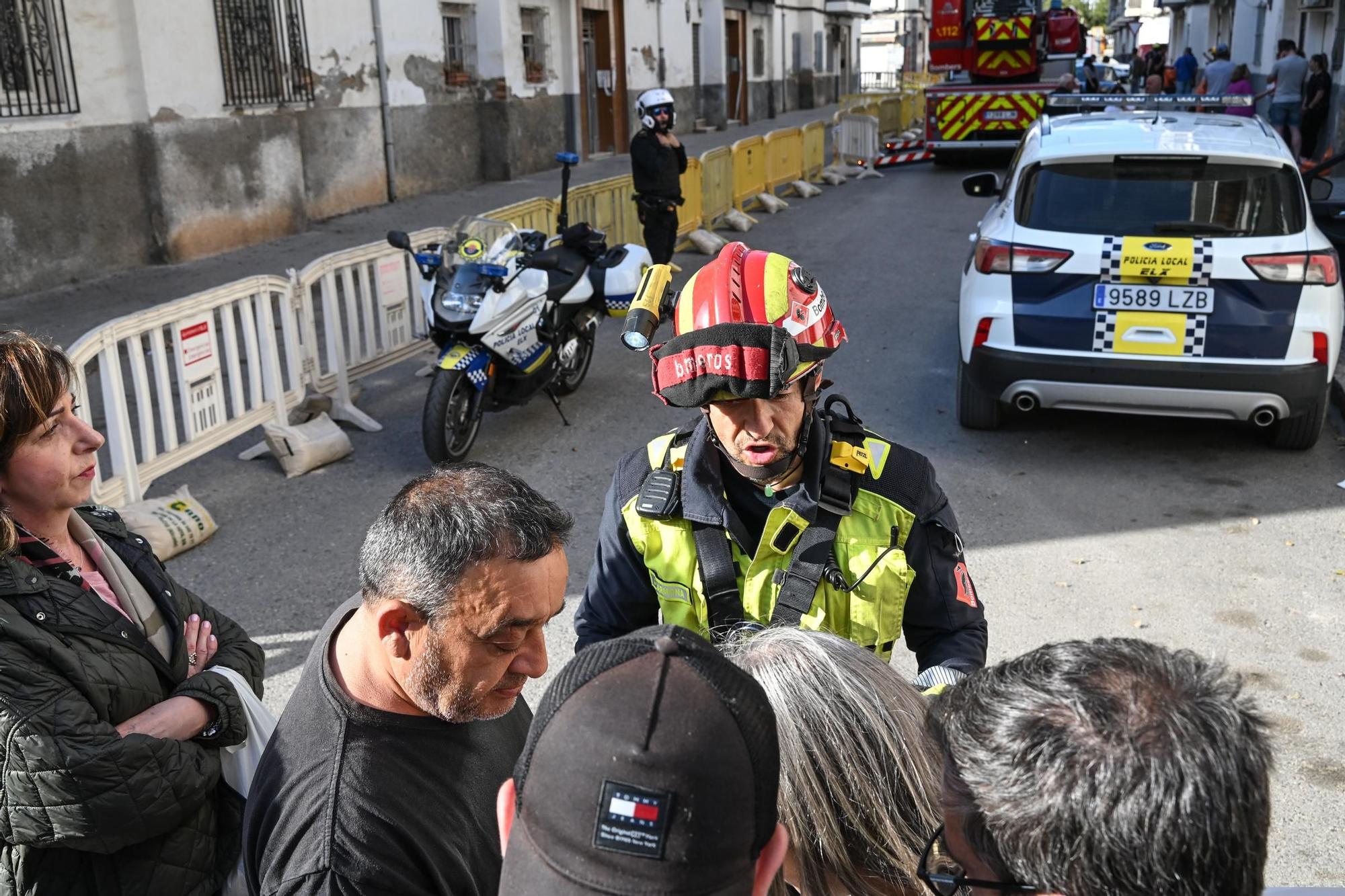 Así están sacando los bomberos las pertenencias de los vecinos desalojados de San Antón en Elche