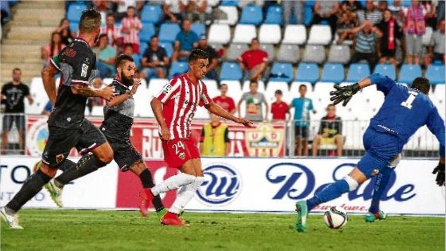 Herrera, perseguit pel seu excompany Cifuentes, encara el porter de l&#039;Elx Javi Jiménez en el partit amb l&#039;Almeria d&#039;aquesta temporada.