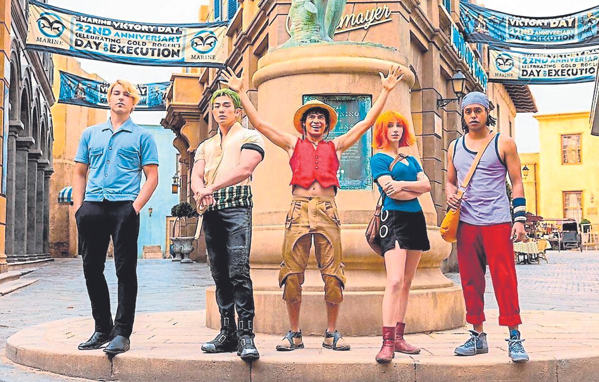 Taz Skyler, el primero por la izquierda, junto al resto de protagonistas del ‘live action’ de ‘One Piece’