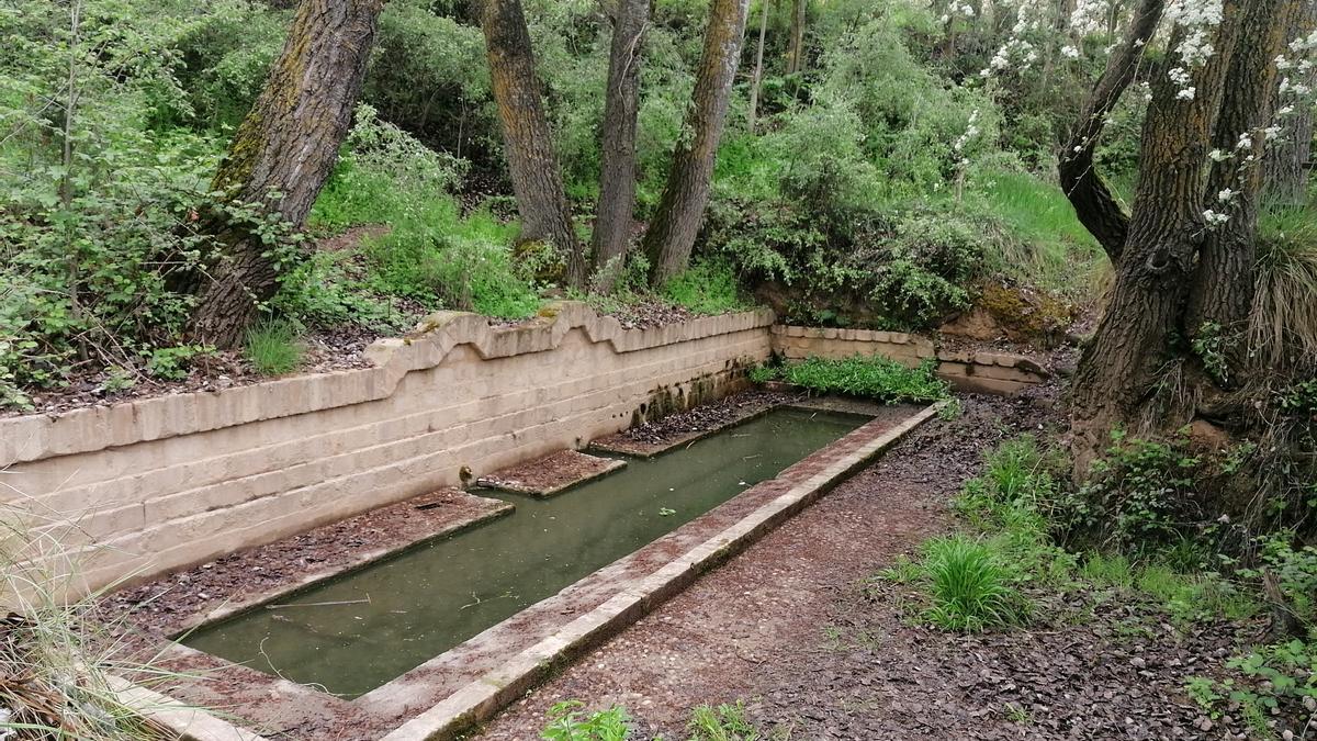 Una de las antiguas fuentes que se conservan en el sendero del río Duero en Toro