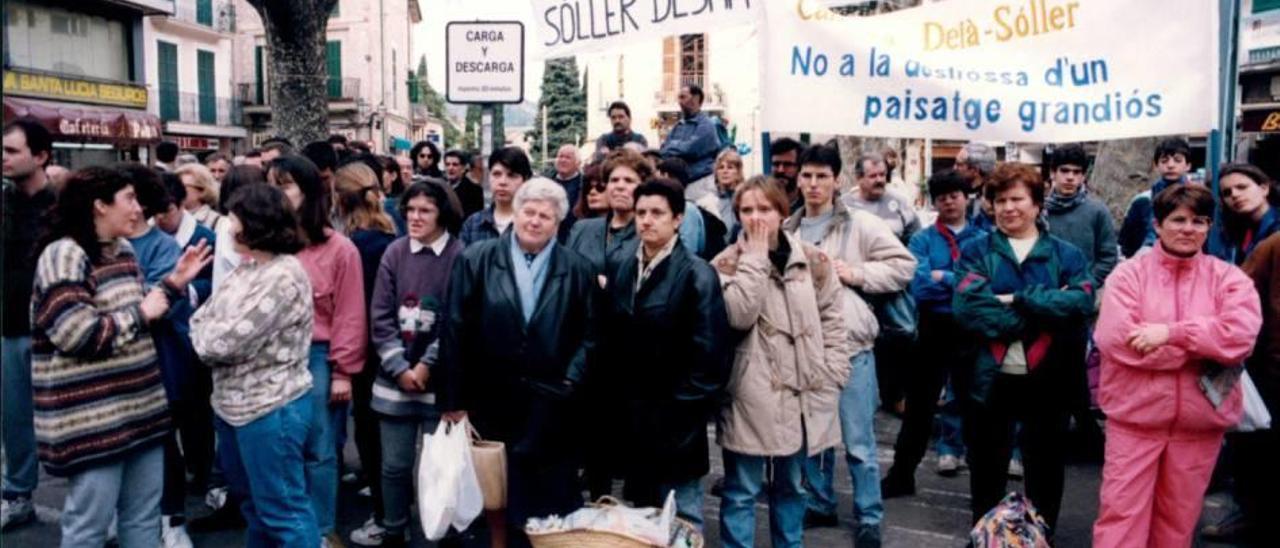 Imagen de la protesta llevada a cabo en Sóller hace dos décadas contra el proyecto viario.