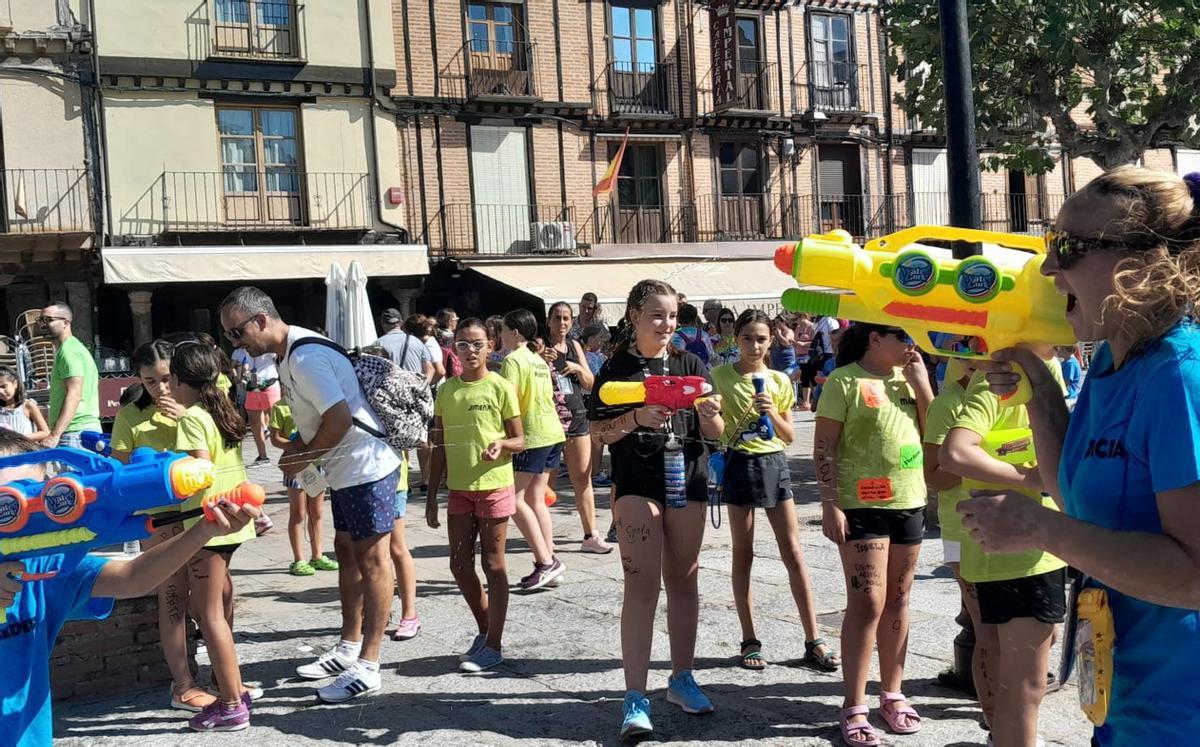 Concentración de peñas y mojada en la edición del pasado año. | Carmen Toro