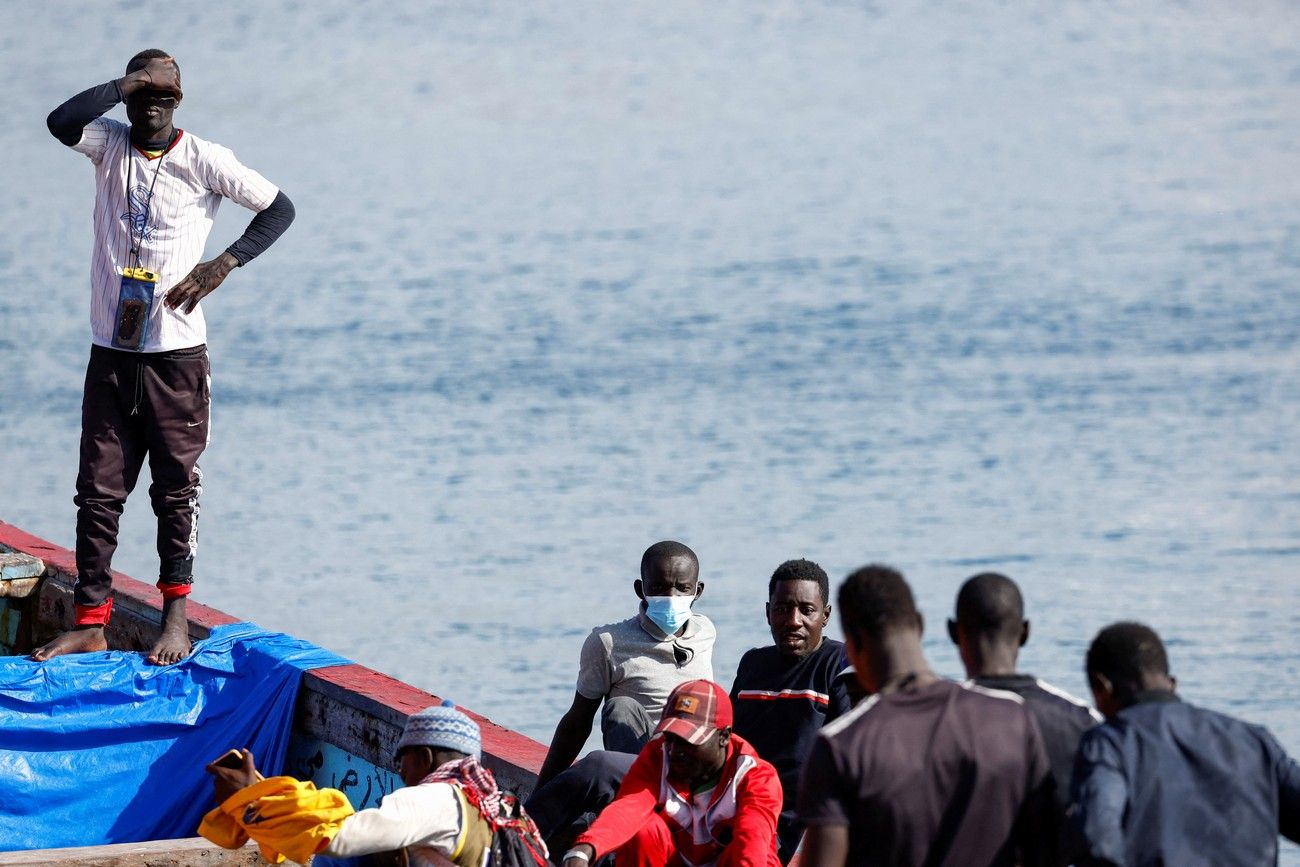 Salvamento rescata a 363 migrantes en tres cayucos en aguas de Tenerife y Gran Canaria