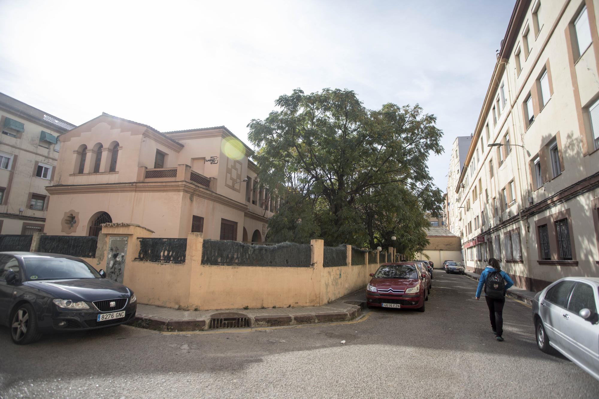 Quince migrantes africanos malviven en un colegio abandonado de València