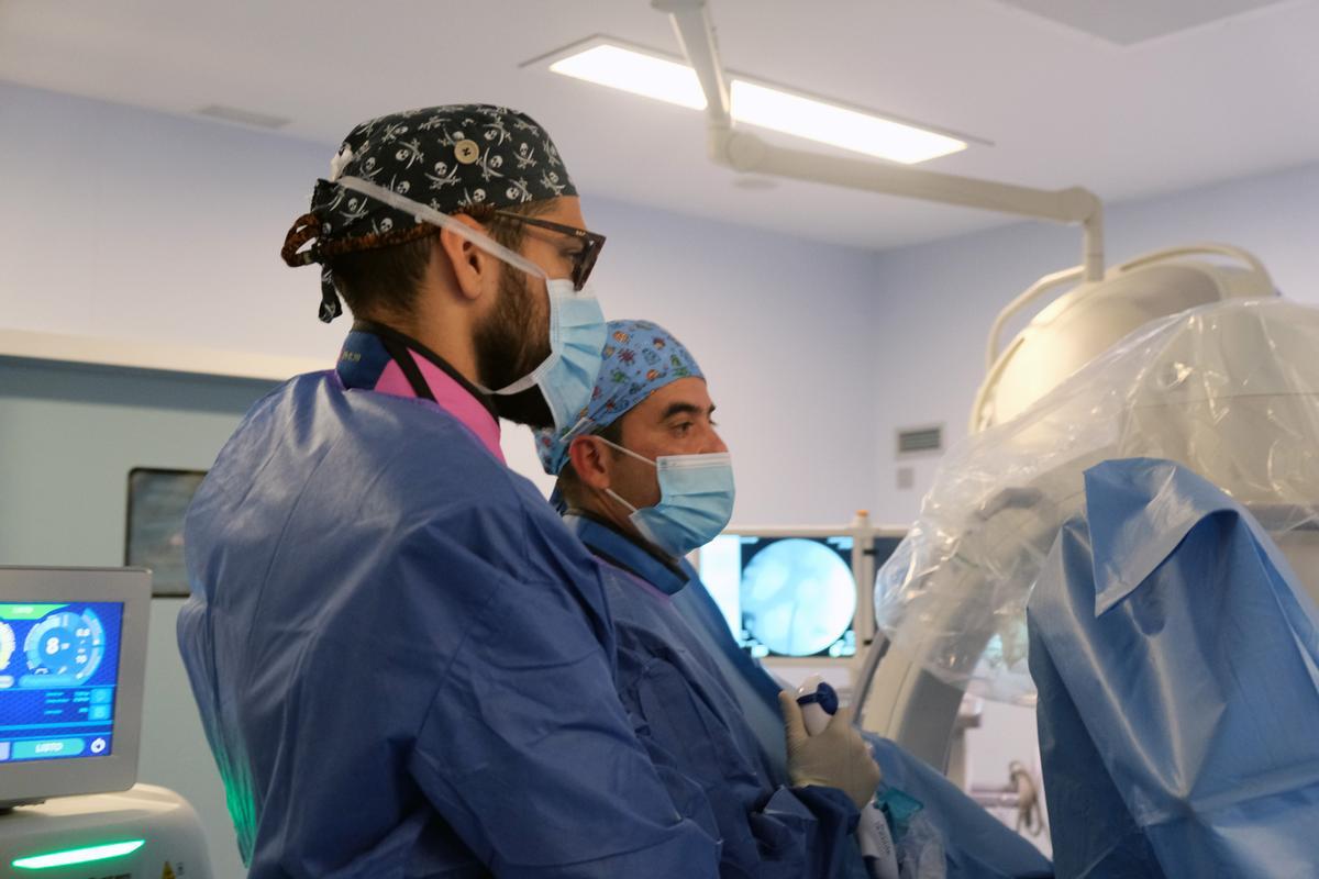 Comparada con la cirugía abierta, la HoLEP presenta ventajas notables que impactan directamente en la experiencia del paciente.