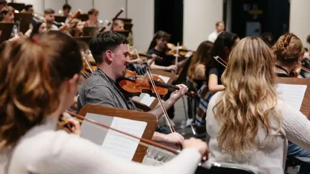 Varios de los jóvenes músicos durante los ensayos en el Auditorio de Tenerife.