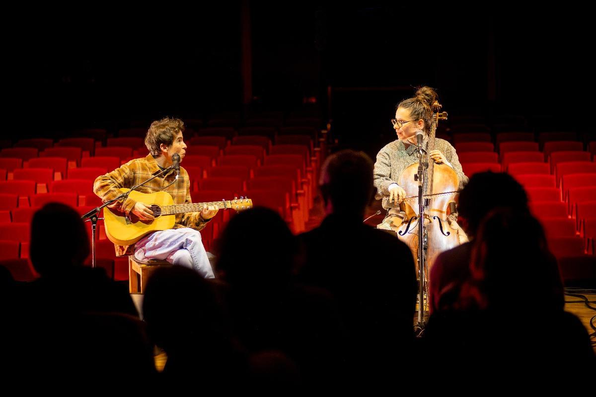 Ferran Palau i Bruna González, a l'escenari del Teatre Municipal l'Ateneu