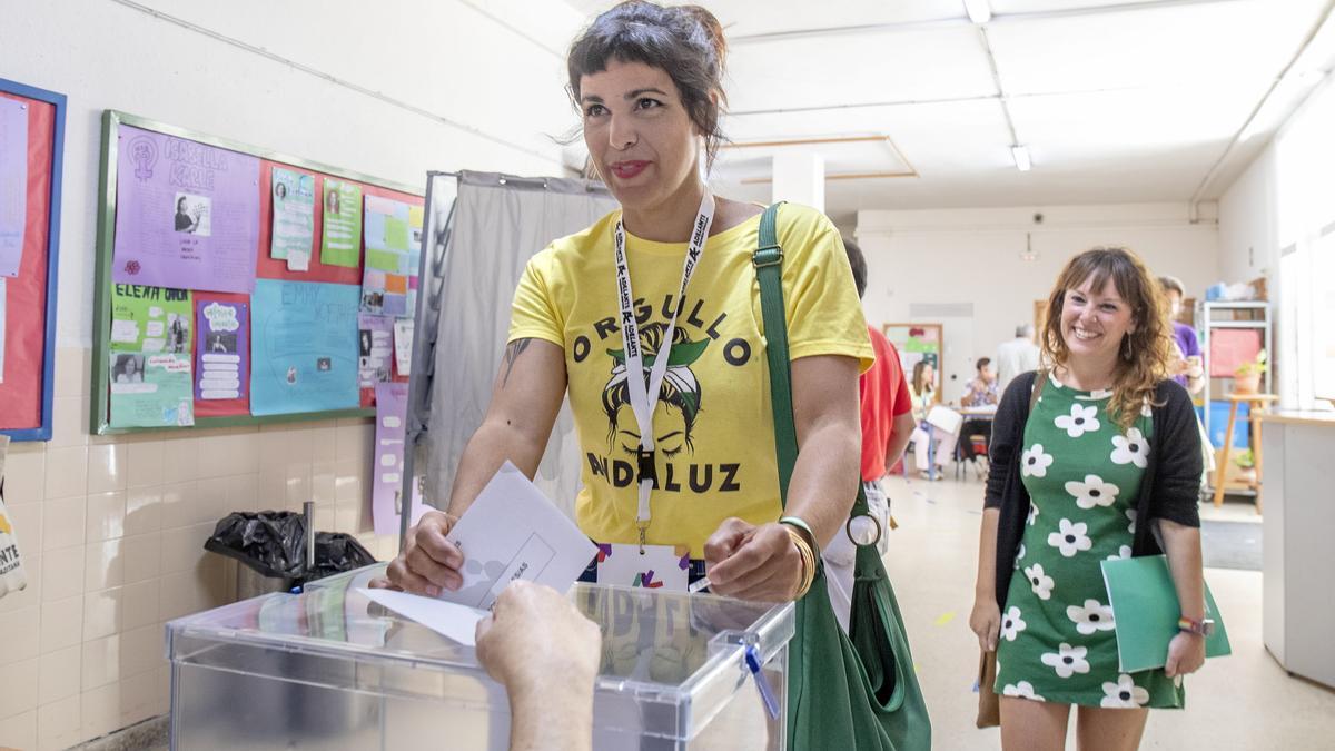 Teresa Rodriguez, portavoz de Adelante Andalucía, vota en Cádiz el 28-M.