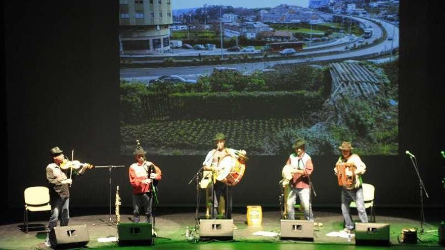 Radio Cos celebra su décimo aniversario con un concierto en el teatro Rosalía