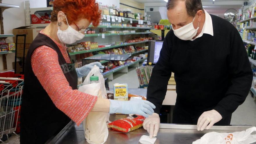 L&#039;Antònia Creus i el Pere Santamaria preparant una comanda per portar a domicili