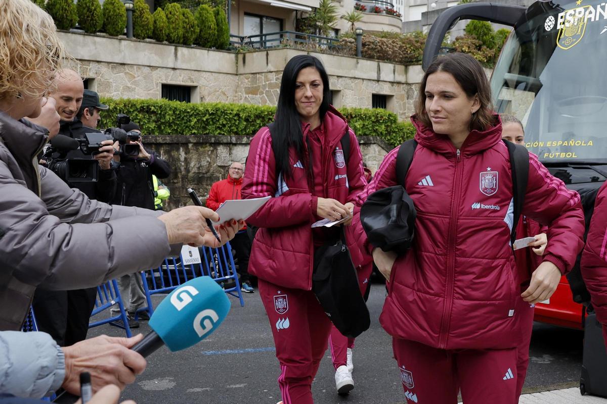 Laia Codina acude a firmar un autógrafo delante de Jenni Hermoso en la concentración de la selección en Sanxenxo