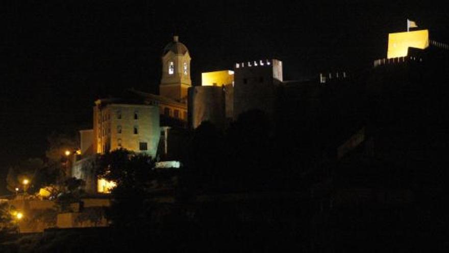 Una imagen del castillo, con las torres traseras a oscuras.