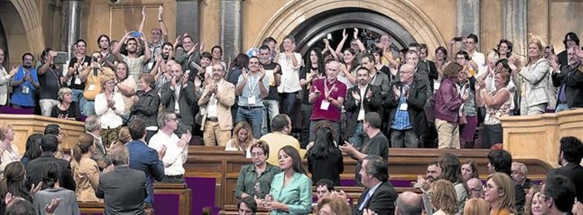 La tribuna de convidats del Parlament aplaudeix després de l’aprovació de la llei, ahir.